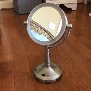 Round light stand up mirror